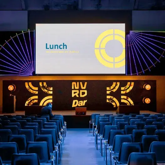 Kleurrijke podiumset inclusief licht ontworpen door MIXIM